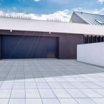 A garázs előtti terület burkolása nem csupán esztétikai kérdés, hanem funkcionális döntés is. A megfelelő térkő kiválasztásával otthonunk külső megjelenése rendezetté, harmonikussá válik, miközben a mindennapi használat során is ellenálló felületet kapunk. A Frühwald La Piazza Grande kombi térkő ideális választás mindazoknak, akik modern, letisztult és időtálló megoldást keresnek.
