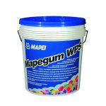 A Mapei Mapegum WPS kenhető vízszigetelő anyag pontosan erre készült: felhasználásra kész, gyorsan szárad, és rugalmas réteget képez a beltéri, időszakosan nedves helyiségekben.
